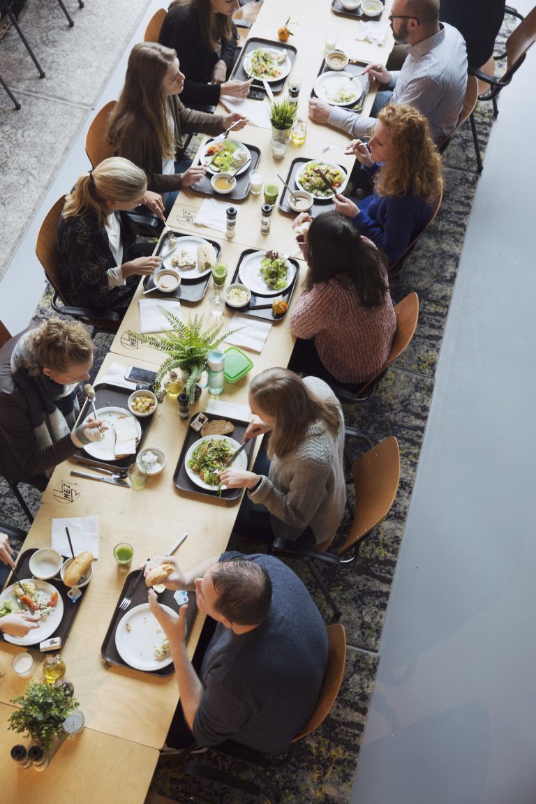 Basecamp_eters_aan_tafel-1920x2880